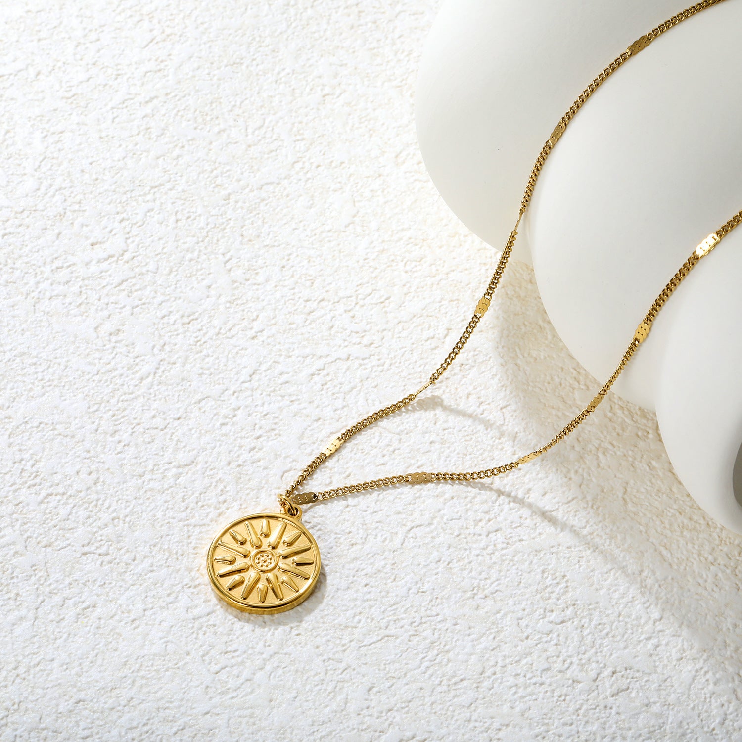 Niche Design Personality Sun Round Cake Pendant 18K Gold Necklace